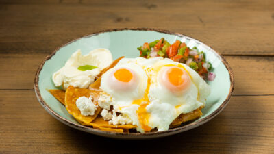 CHILAQUILES CON SALSA ROJA